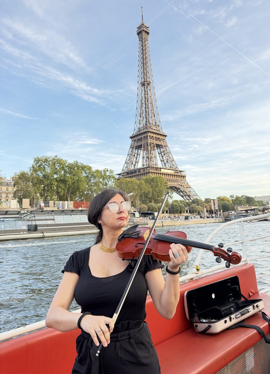 Sofia Gallego jouant du violon à Paris